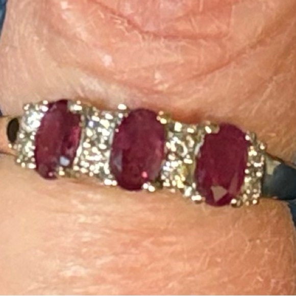 10K solid gold Ruby and Diamond Ring - Picture 2 of 15